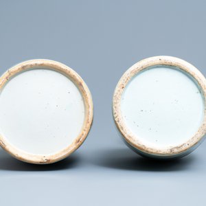 Twee Chinese blauw-witte celadon vazen met draken en feniksen, 19e eeuw — foto 6