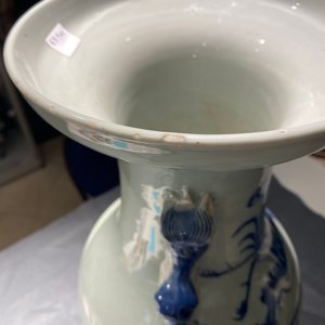 Twee Chinese blauw-witte celadon vazen met draken en feniksen, 19e eeuw — foto 7
