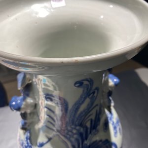 Twee Chinese blauw-witte celadon vazen met draken en feniksen, 19e eeuw — foto 8