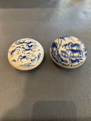 Twee Chinese blauw-witte dekseldoosjes voor zegelpasta, Kangxi en artemisia blad merk, 19e eeuw — foto 1