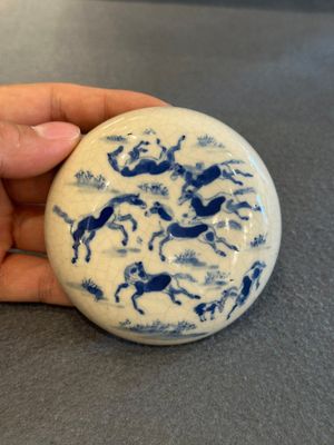 Twee Chinese blauw-witte dekseldoosjes voor zegelpasta, Kangxi en artemisia blad merk, 19e eeuw — foto 2