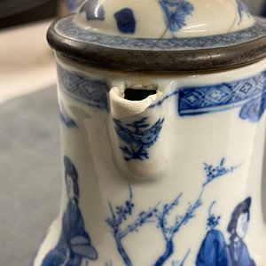 Twee Chinese blauw-witte dekselkannen en twee vaasjes, Kangxi — foto 17