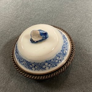 Twee Chinese blauw-witte dekselkannen en twee vaasjes, Kangxi — foto 19