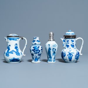 Twee Chinese blauw-witte dekselkannen en twee vaasjes, Kangxi — foto 2