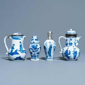 Twee Chinese blauw-witte dekselkannen en twee vaasjes, Kangxi — foto 4