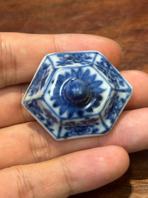 Twee Chinese blauw-witte dekselkannen, Kangxi — foto 12
