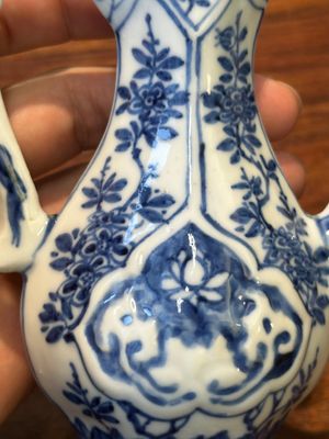 Twee Chinese blauw-witte dekselkannen, Kangxi — foto 14