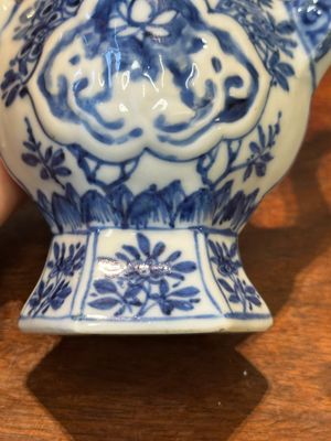 Twee Chinese blauw-witte dekselkannen, Kangxi — foto 15