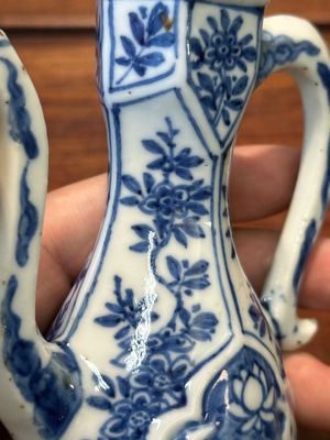 Twee Chinese blauw-witte dekselkannen, Kangxi — foto 16