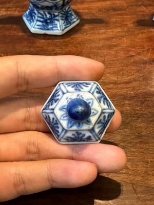 Twee Chinese blauw-witte dekselkannen, Kangxi — foto 3