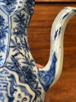 Twee Chinese blauw-witte dekselkannen, Kangxi — foto 7