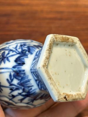 Twee Chinese blauw-witte dekselkannen, Kangxi — foto 10