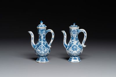 Twee Chinese blauw-witte dekselkannen, Kangxi