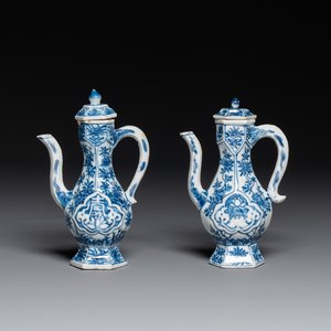 Twee Chinese blauw-witte dekselkannen, Kangxi — foto 1