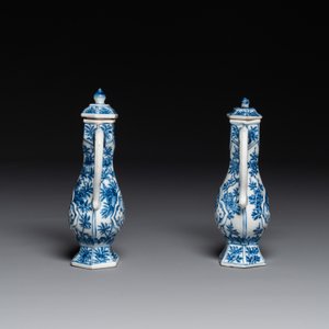 Twee Chinese blauw-witte dekselkannen, Kangxi — foto 2
