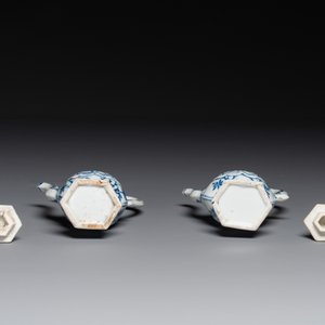 Twee Chinese blauw-witte dekselkannen, Kangxi — foto 5