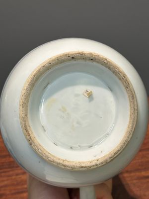 Twee Chinese blauw-witte dekselkannen met floraal decor, Yongzheng/Qianlong — foto 19