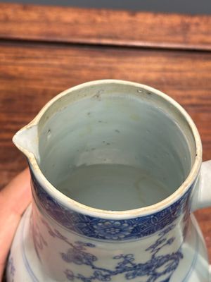 Twee Chinese blauw-witte dekselkannen met floraal decor, Yongzheng/Qianlong — foto 6