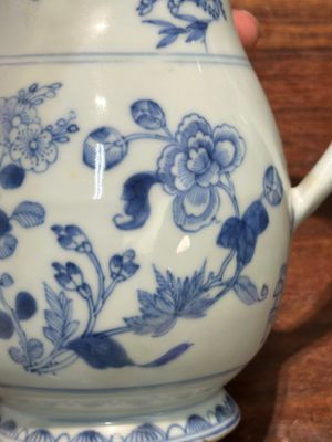 Twee Chinese blauw-witte dekselkannen met floraal decor, Yongzheng/Qianlong — foto 7