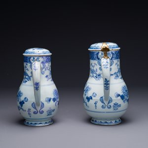 Twee Chinese blauw-witte dekselkannen met floraal decor, Yongzheng/Qianlong — foto 2
