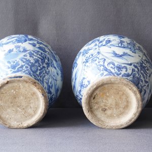 Twee Chinese blauw-witte dekselvazen, Wanli — foto 12