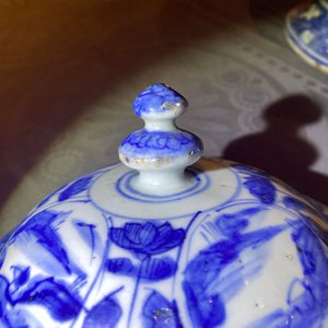 Twee Chinese blauw-witte dekselvazen, Wanli — foto 19