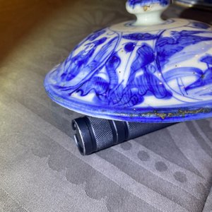 Twee Chinese blauw-witte dekselvazen, Wanli — foto 20