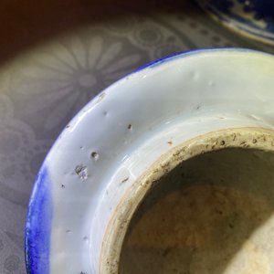 Twee Chinese blauw-witte dekselvazen, Wanli — foto 24