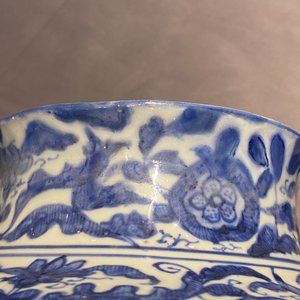 Twee Chinese blauw-witte dekselvazen, Wanli — foto 35