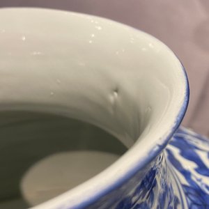 Twee Chinese blauw-witte dekselvazen, Wanli — foto 37