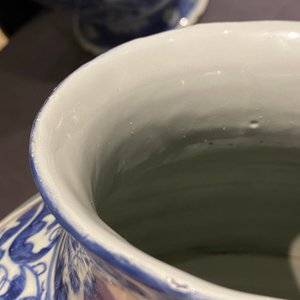 Twee Chinese blauw-witte dekselvazen, Wanli — foto 38