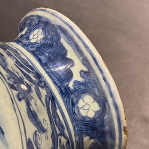Twee Chinese blauw-witte dekselvazen, Wanli — foto 46