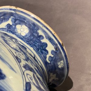 Twee Chinese blauw-witte dekselvazen, Wanli — foto 48