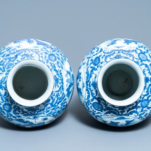 Twee Chinese blauw-witte dekselvazen, Wanli — foto 5