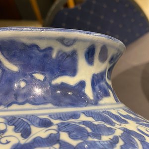 Twee Chinese blauw-witte dekselvazen, Wanli — foto 54