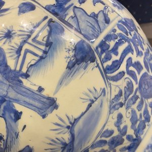 Twee Chinese blauw-witte dekselvazen, Wanli — foto 62
