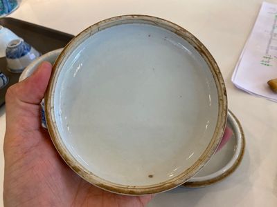 Twee Chinese blauw-witte doosjes voor zegelpasta en een driepotige wierookbrander, 19/20e eeuw — foto 12