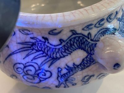 Twee Chinese blauw-witte doosjes voor zegelpasta en een driepotige wierookbrander, 19/20e eeuw — foto 15