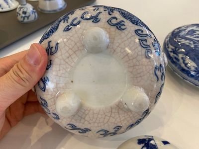 Twee Chinese blauw-witte doosjes voor zegelpasta en een driepotige wierookbrander, 19/20e eeuw — foto 6
