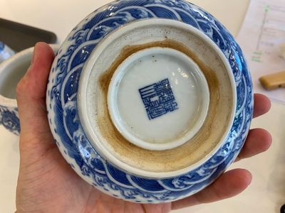 Twee Chinese blauw-witte doosjes voor zegelpasta en een driepotige wierookbrander, 19/20e eeuw — foto 10