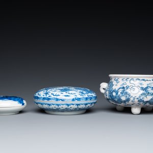 Twee Chinese blauw-witte doosjes voor zegelpasta en een driepotige wierookbrander, 19/20e eeuw — foto 2