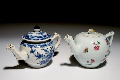 Twee Chinese blauw-witte en famille rose theepotten met deksels, Qianlong