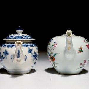 Twee Chinese blauw-witte en famille rose theepotten met deksels, Qianlong — foto 3