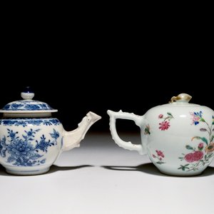Twee Chinese blauw-witte en famille rose theepotten met deksels, Qianlong — foto 4