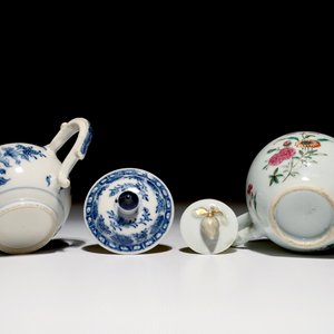 Twee Chinese blauw-witte en famille rose theepotten met deksels, Qianlong — foto 7