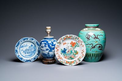 Twee Chinese blauw-witte en famille verte vazen en twee schotels, Kangxi en later