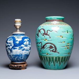 Twee Chinese blauw-witte en famille verte vazen en twee schotels, Kangxi en later — foto 3