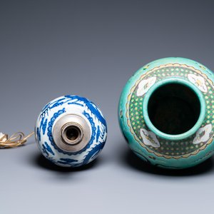 Twee Chinese blauw-witte en famille verte vazen en twee schotels, Kangxi en later — foto 6