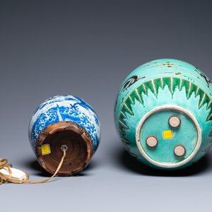 Twee Chinese blauw-witte en famille verte vazen en twee schotels, Kangxi en later — foto 7