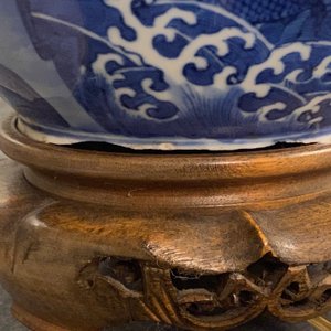 Twee Chinese blauw-witte en famille verte vazen en twee schotels, Kangxi en later — foto 10